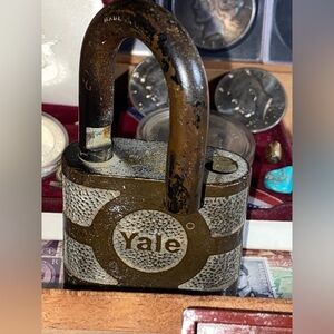 Vintage Yale padlock without key